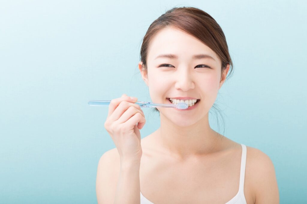 歯周病を予防するため歯磨きをする女性