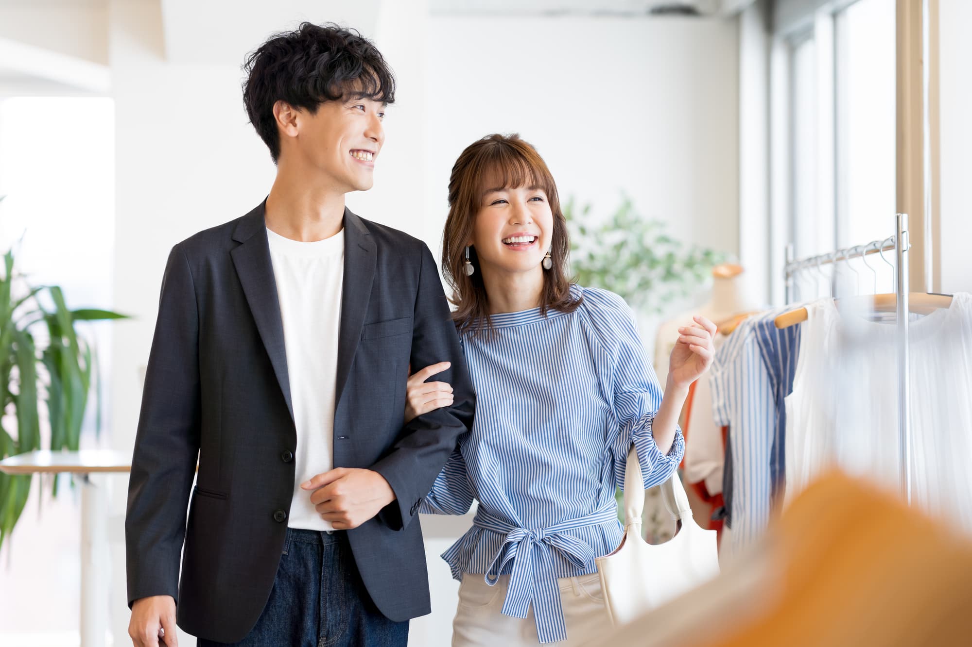 審美歯科で美しくなった歯の女性がデートを楽しんでいるイメージ