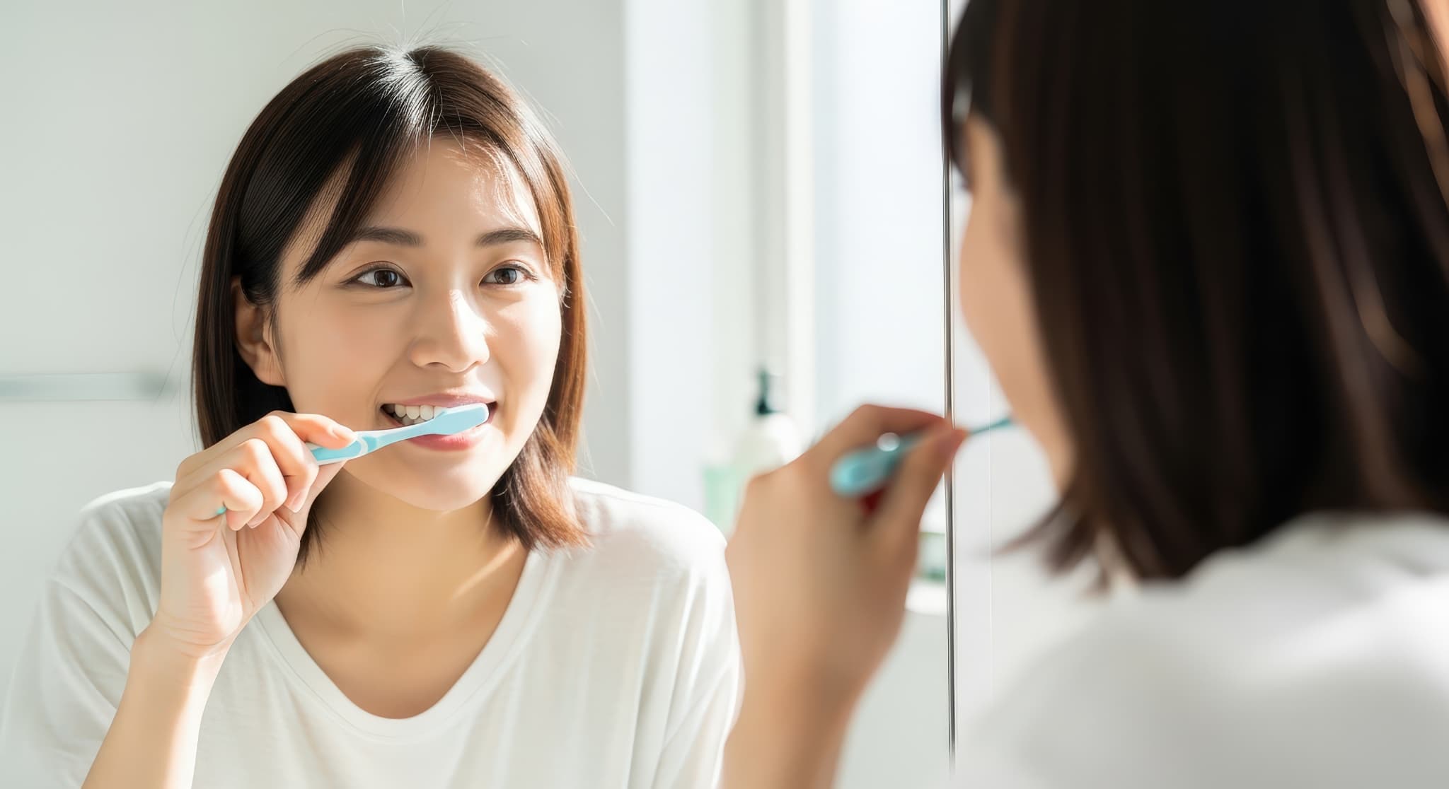 丁寧な歯磨きで虫歯の進行を抑える女性